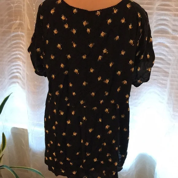 Torrid Black with yellow roses print blouse SZ 3 - Picture 5 of 7